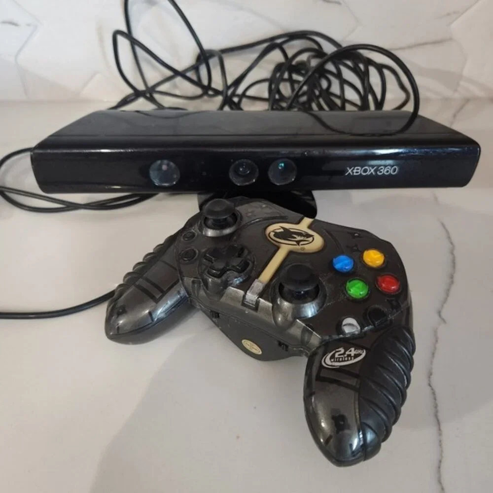 Microsoft Xbox 360 Kinect Sensor‎ and Controller Bundle